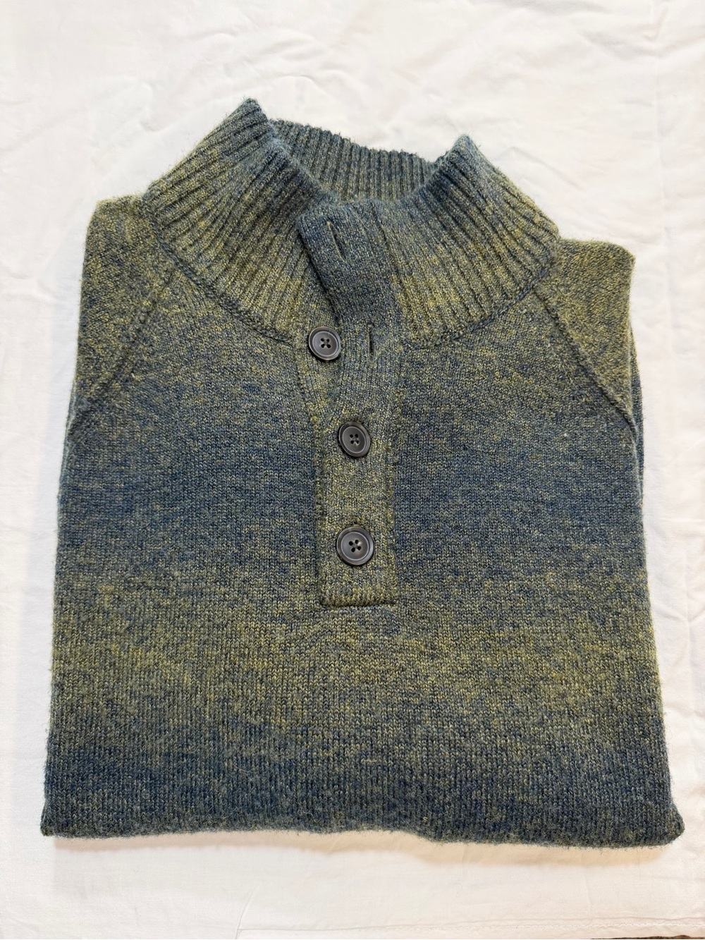 Banana Republic Men’s L Green Gradient 3-Button Mock Neck Sweater